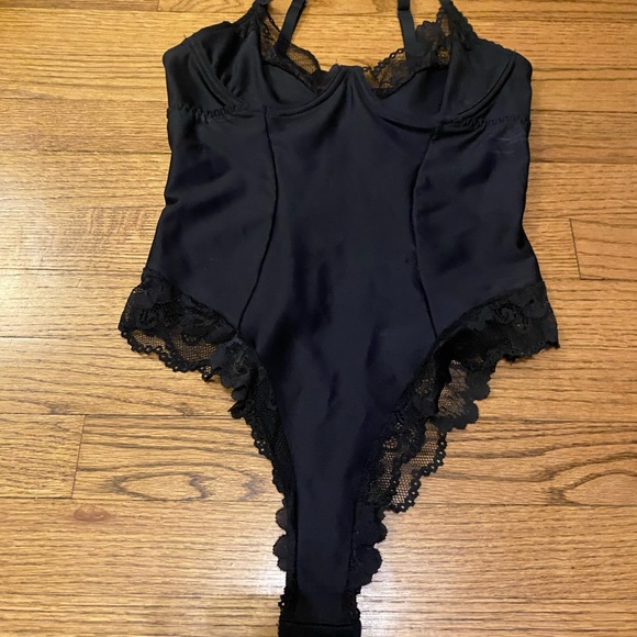Elegant Black Lace Bodysuit - Picture 4 of 7